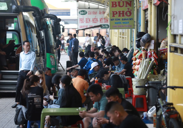 Bến xe Giáp Bát, về quê nghỉ lễ rất đông. Ảnh: Phạm Công