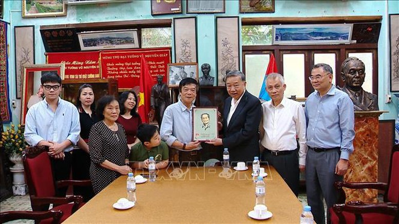 Tổng Bí thư Tô Lâm với gia đình Đại tướng Võ Nguyên Giáp. -Ảnh: TTXVN