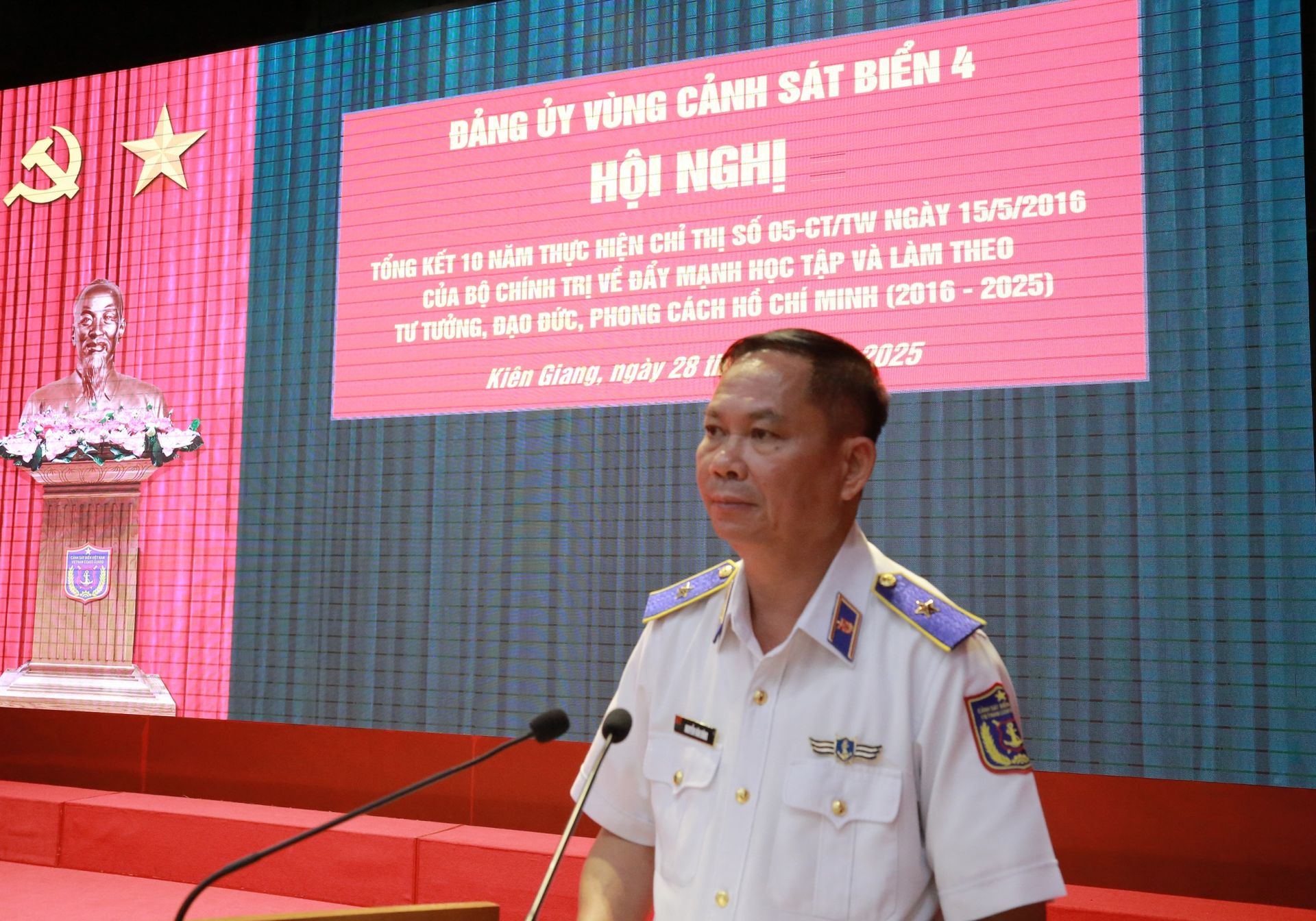 Thiếu tướng Nguyễn Văn Dũng - Bí Thư Đảng ủy, Chính ủy Bộ Tư lệnh Vùng Cảnh sát biển 4 phát biểu tại Hội nghị.