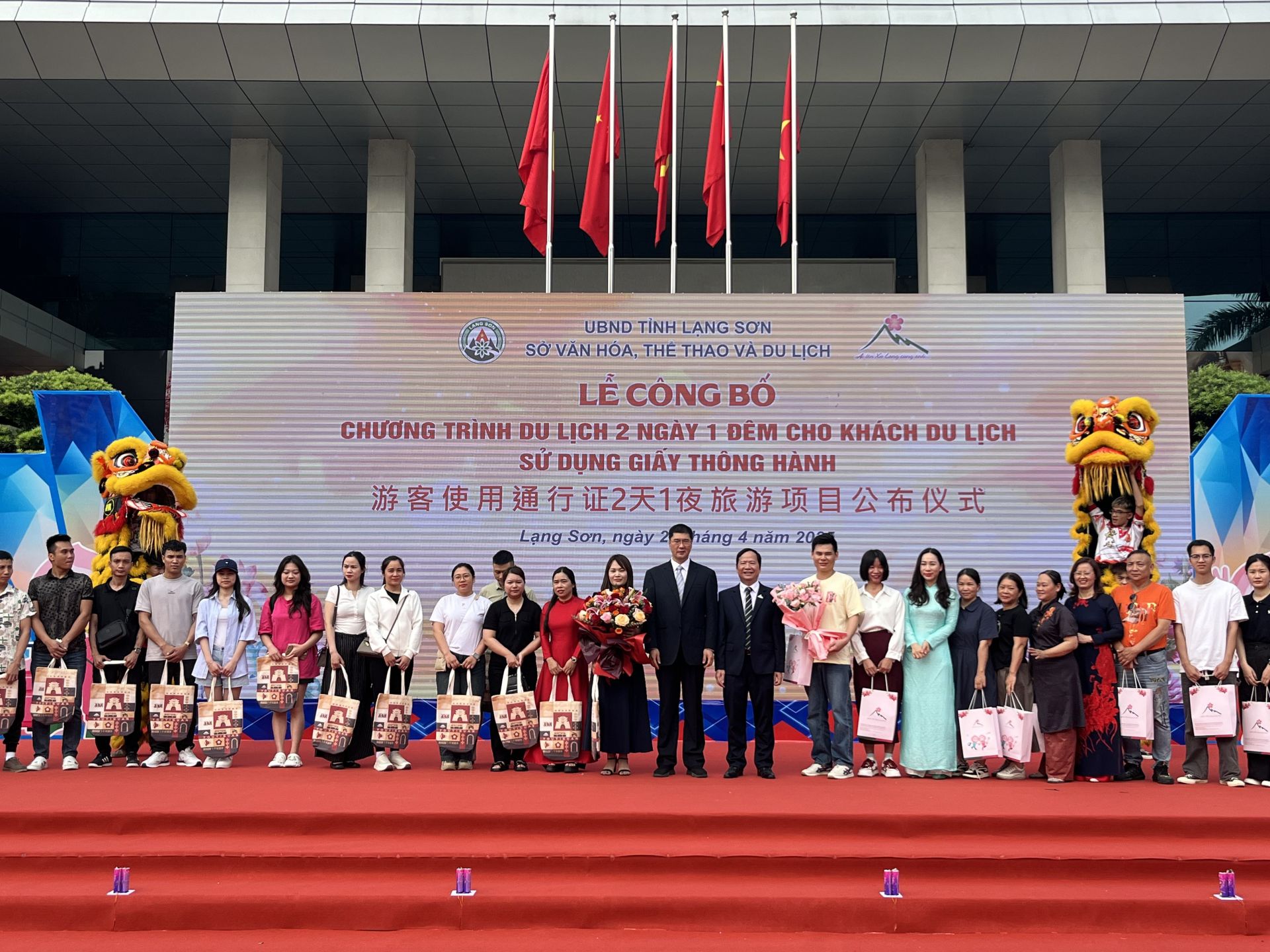 Ban Tổ chức tặng quà lưu niệm cho khách du lịch 2 nước tại chương trình