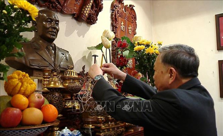 Tổng Bí thư Tô Lâm dâng hương tưởng nhớ Đại tướng Văn Tiến Dũng - Ảnh: TTXVN