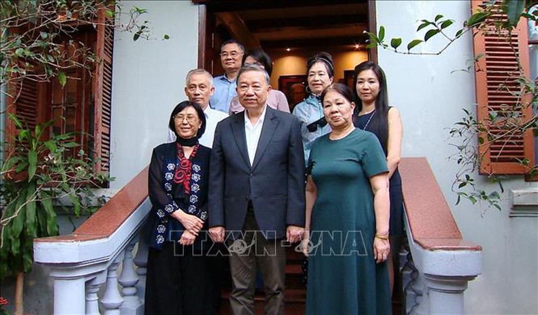 Tổng Bí thư Tô Lâm với gia đình Đại tướng Văn Tiến Dũng - Ảnh: TTXVN