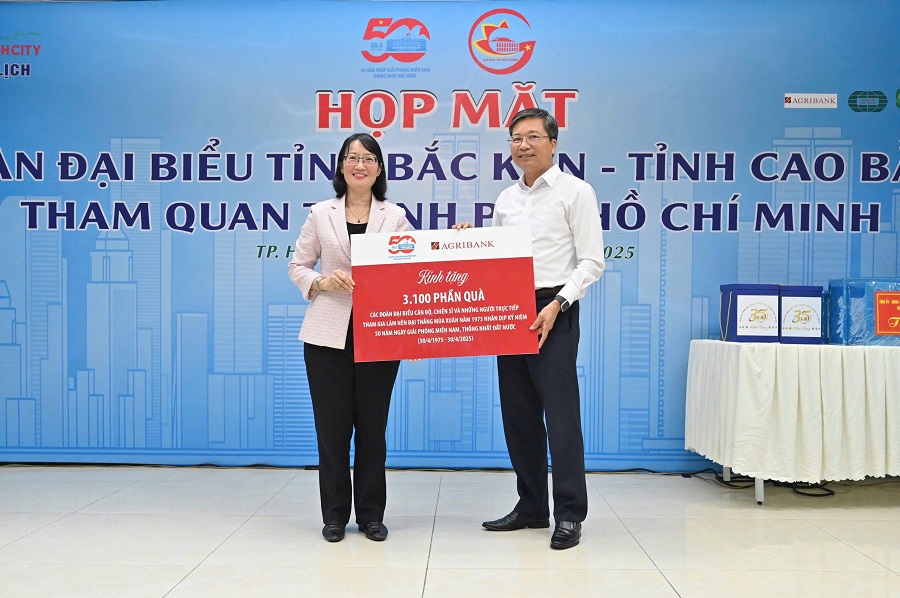 Đại diện Agribank (bên phải) trao tượng trưng 3.100 phần quà tặng đến các đại biểu là cán bộ, chiến sĩ trực tiếp tham gia làm nên Đại thắng mùa Xuân 1975 đến thăm Thành phố Hồ Chí Minh Đại diện Agribank (bên phải) trao tượng trưng 3.100 phần quà tặng đến các đại biểu là cán bộ, chiến sĩ trực tiếp tham gia làm nên Đại thắng mùa Xuân 1975 đến thăm Thành phố Hồ Chí Minh