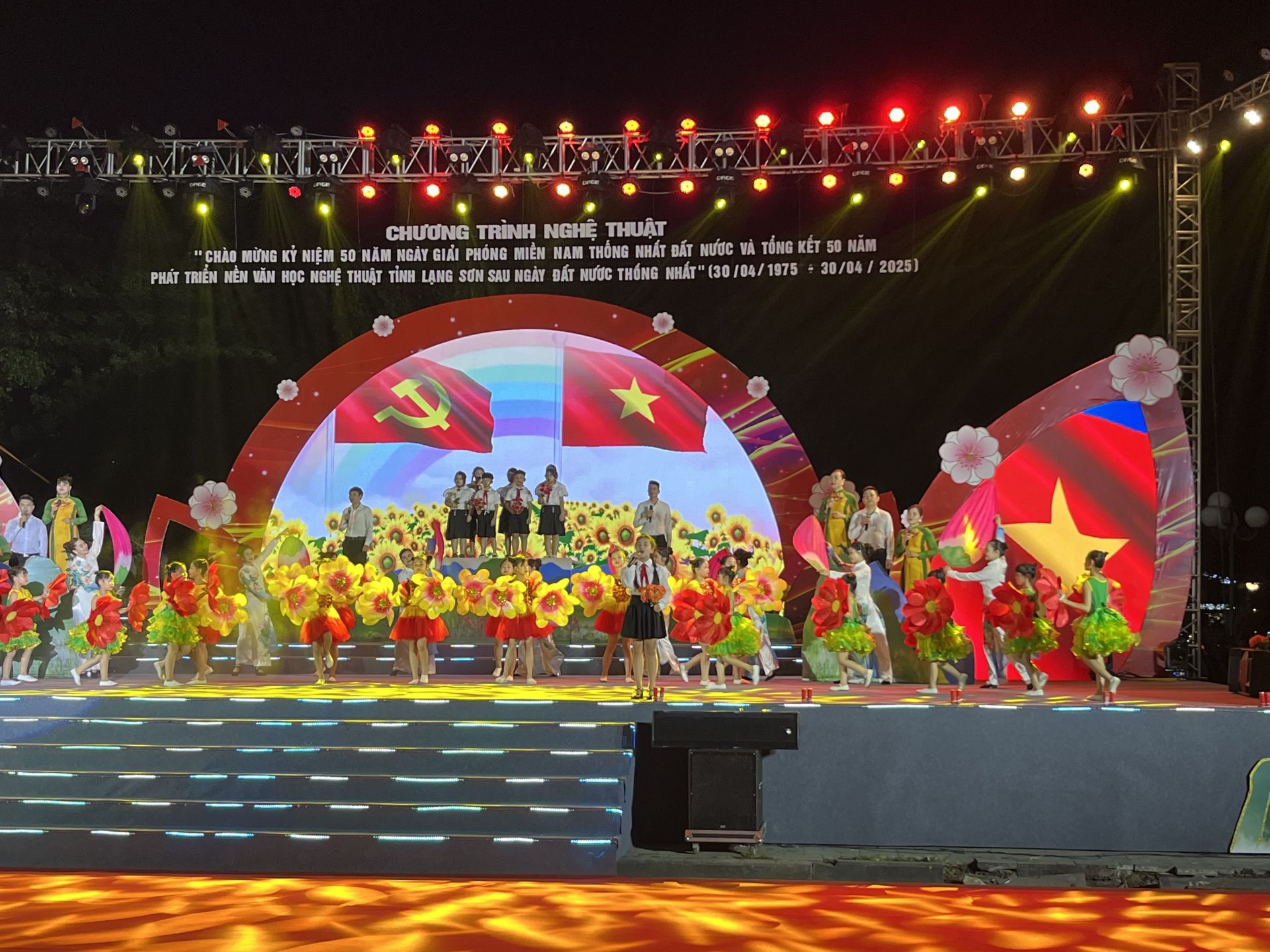 Tiết mục hát, múa do các em thiếu nhi tỉnh Lạng Sơn biểu diễn tại chương trình