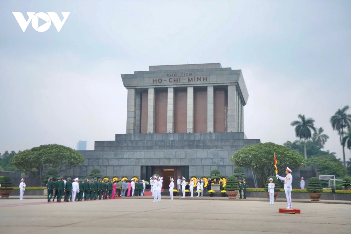 Các đại biểu vào Lăng viếng Chủ tịch Hồ Chí Minh nhân kỷ niệm 50 năm Ngày Giải phóng miền Nam, thống nhất đất nước (30/4/1975 – 30/4/2025).