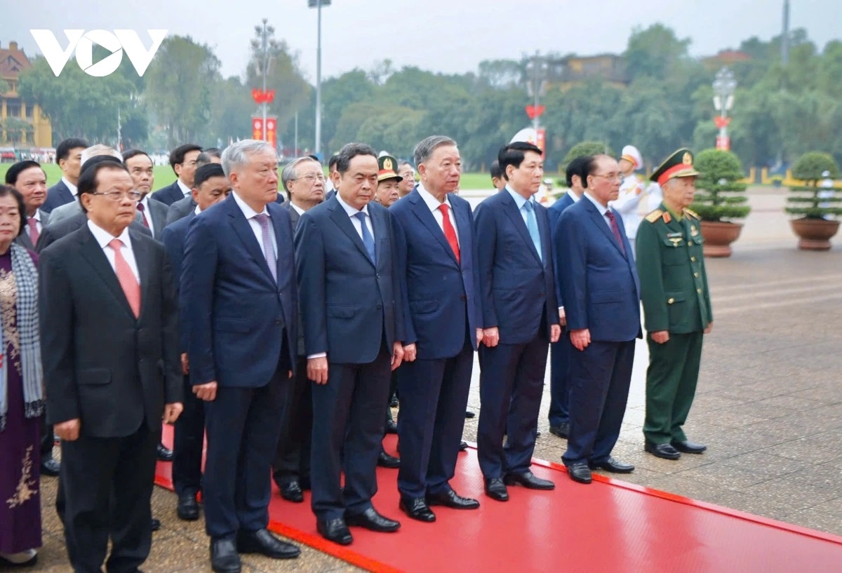 Tổng Bí thư Tô Lâm, Chủ tịch nước Lương Cường, Chủ tịch Quốc hội Trần Thanh Mẫn cùng các lãnh đạo, nguyên lãnh đạo Đảng, Nhà nước đến đặt vòng hoa và vào Lăng viếng Chủ tịch Hồ Chí Minh