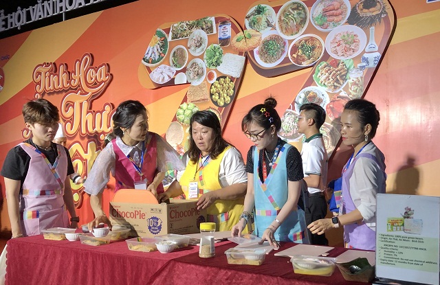 Món cá ngừ đại dương Nhật Bản sẽ tái hiện tại Quy Nhơn – Bình Định. Trong ảnh: Đầu bếp Nhật Bản biểu diễn nghệ thuật chế biến món cá ngừ đại dương tại Chương trình “Ẩm thực Việt – 22024”. Ảnh: VH Món cá ngừ đại dương Nhật Bản sẽ tái hiện tại Quy Nhơn – Bình Định. Trong ảnh: Đầu bếp Nhật Bản biểu diễn nghệ thuật chế biến món cá ngừ đại dương tại Chương trình “Ẩm thực Việt – 22024”. Ảnh: VH