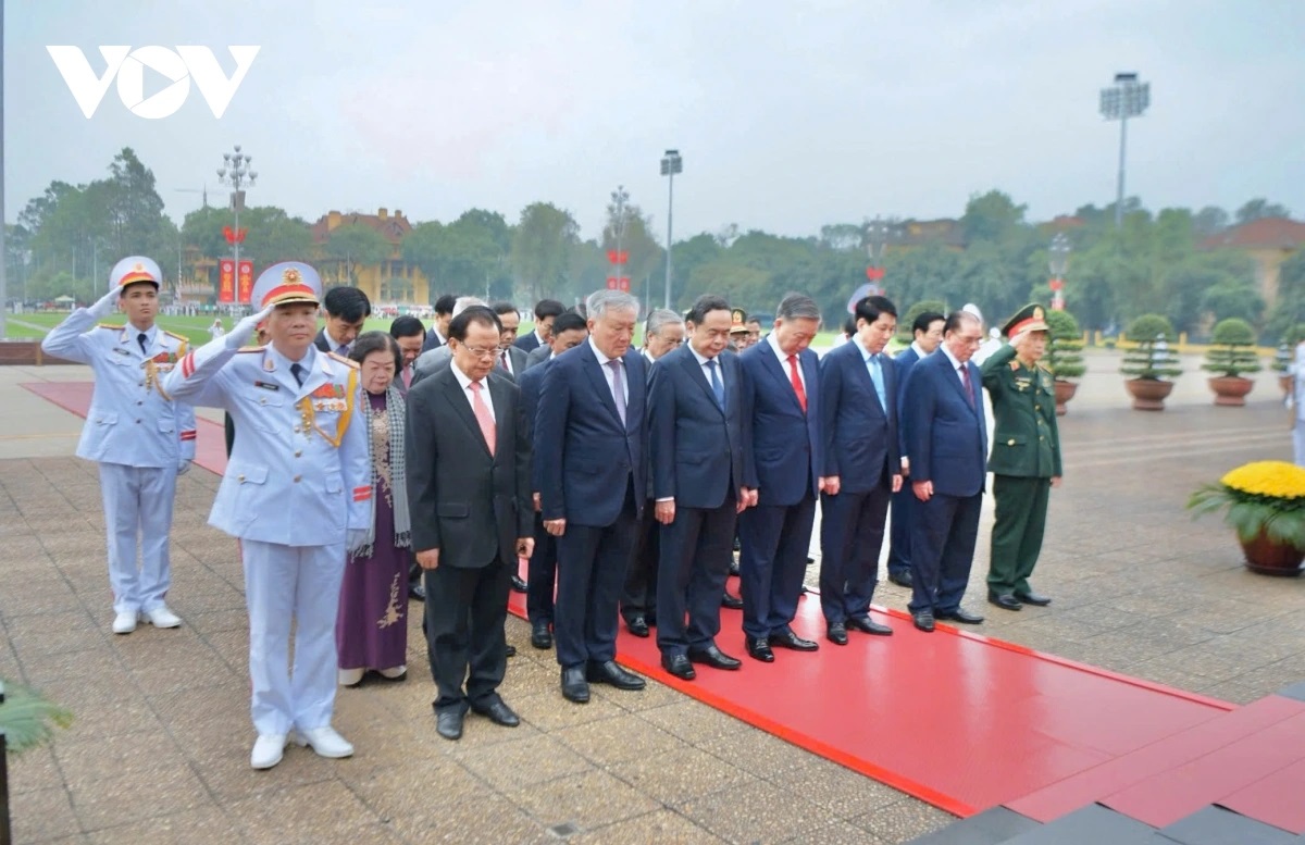 Đoàn đại biểu lãnh đạo, nguyên lãnh đạo Đảng, Nhà nước thành kính tưởng niệm Chủ tịch Hồ Chí Minh.