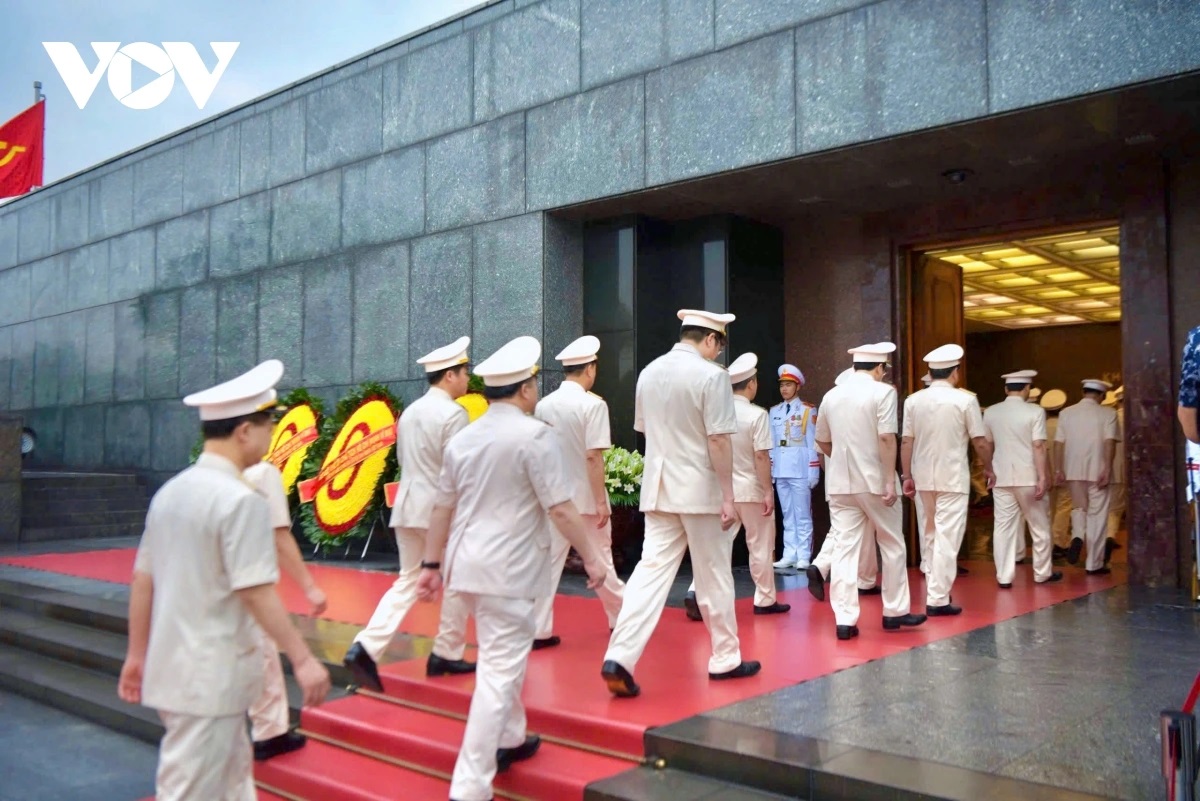 Các đại biểu vào Lăng viếng Chủ tịch Hồ Chí Minh