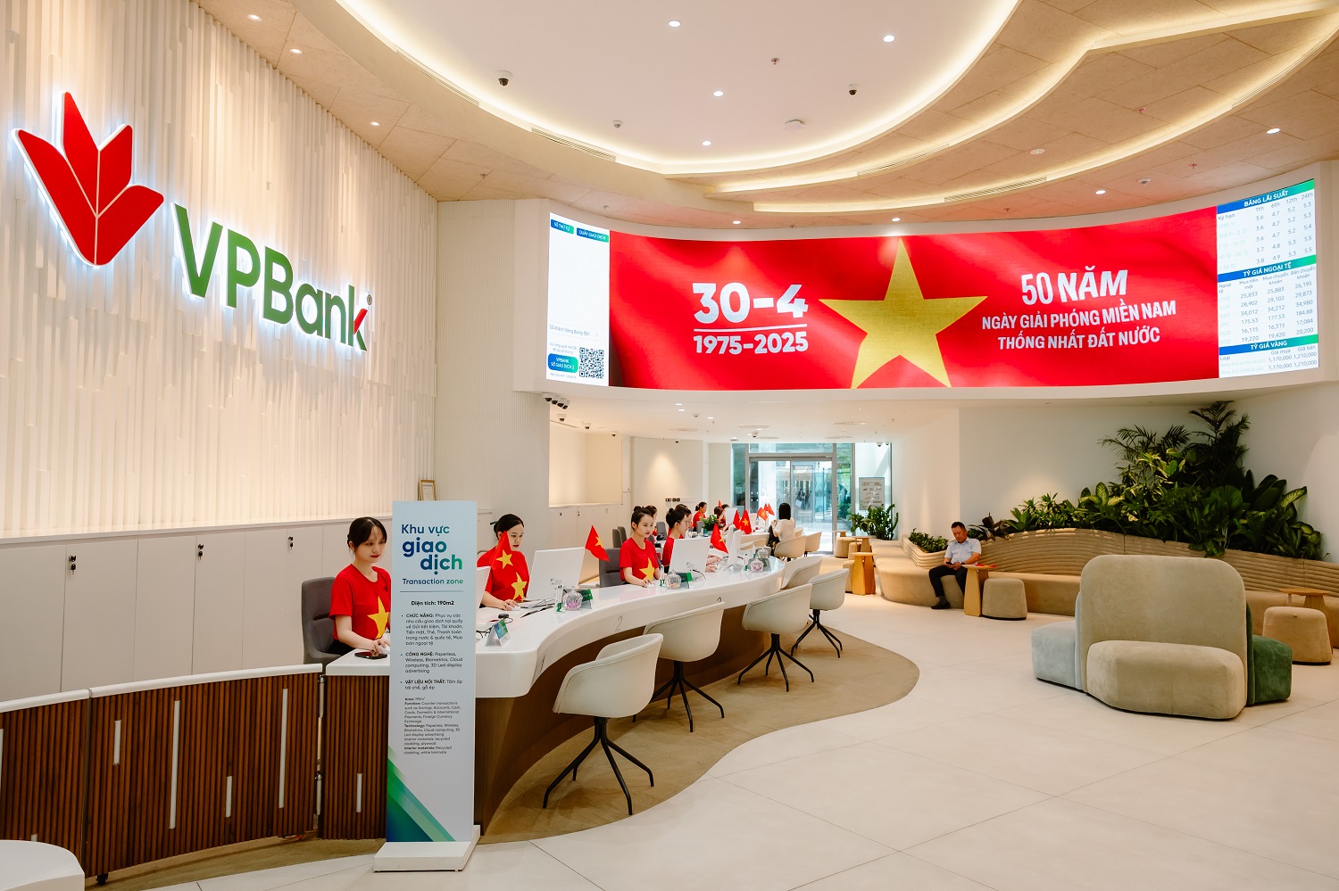 Tại VPBank, tình yêu đất nước được vun đắp mỗi ngày, gắn liền với từng hoạt động phát triển của doanh nghiệp Tại VPBank, tình yêu đất nước được vun đắp mỗi ngày, gắn liền với từng hoạt động phát triển của doanh nghiệp