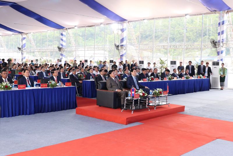 Chủ tịch nước CHXHCN Việt Nam Lương Cường và Tổng Bí thư BCH Trung ương Đảng, Chủ tịch nước CHDCND Lào Thongloun Sisoulith, đoàn đại biểu cấp cao của 2 nước, lãnh đạo Hà Tĩnh và đông đảo đại biểu tham dự lễ khánh thành.