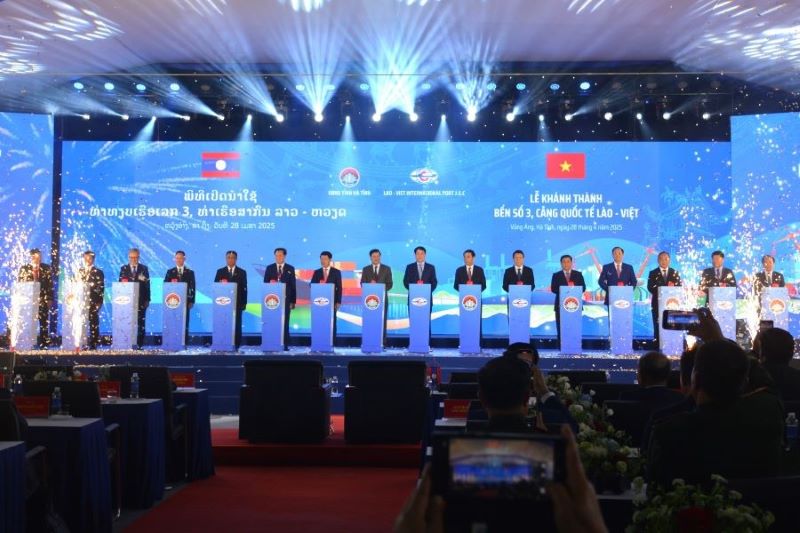Chủ tịch nước Lương Cường và Tổng Bí thư, Chủ tịch nước Lào Thongloun Sisoulith cùng các đại biểu nhấn nút khai trương Bến số 3 Cảng Quốc tế Lào-Việt