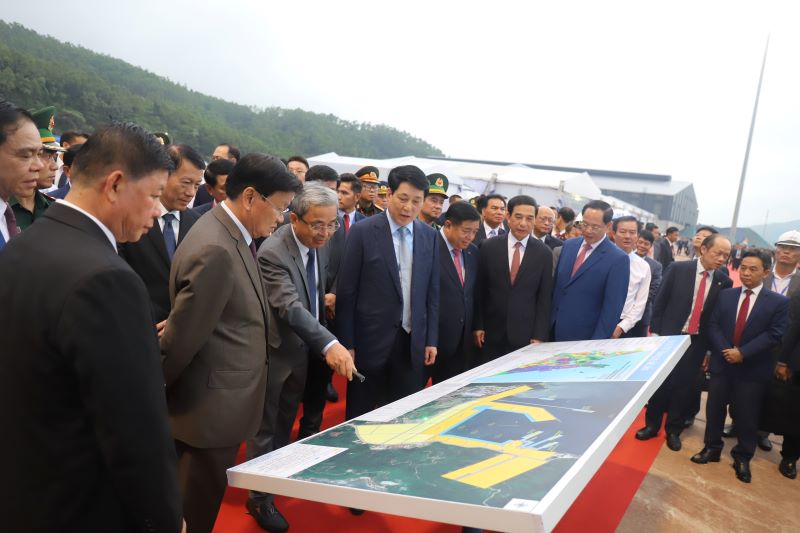 Các đồng chí lãnh đạo Đảng, Chính phủ hai nước cùng đoàn đại biểu tham quan Bến số 3 Cảng quốc tế Lào - Việt.