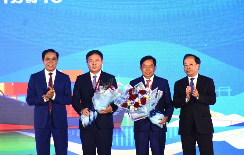 Lãnh đạo tỉnh Hà Tĩnh tặng hoa chúc mừng các cổ đông mới của Chính phủ Lào.