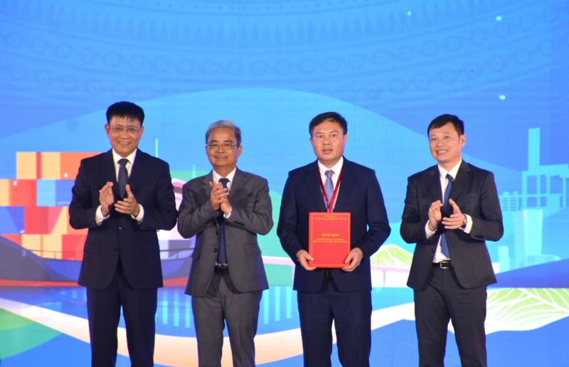 Lãnh đạo Cục Hàng hải và Đường thủy trao quyết định công bố mở cầu cảng số 3.