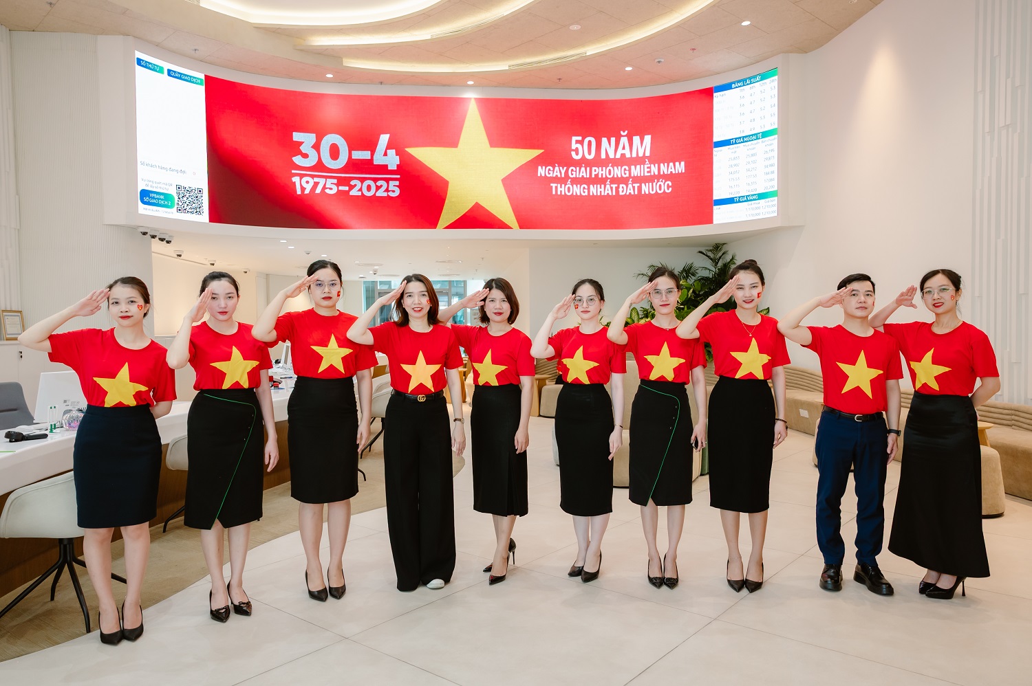 Các VPBanker mặc áo cờ đỏ sao vàng thể hiện tình yêu quê hương đất nước Các VPBanker mặc áo cờ đỏ sao vàng thể hiện tình yêu quê hương đất nước