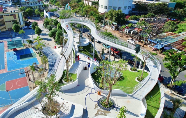 Thiết kế kiến trúc của Nhà trưng bày nghệ thuật quận Sơn Trà lấy cảm hứng từ hình ảnh cánh chim hải âu tung bay trên ngọn sóng. Đây là ý tưởng và là sản phẩm của KTS. Hồ Khuê, người con của quê hương Sơn Trà