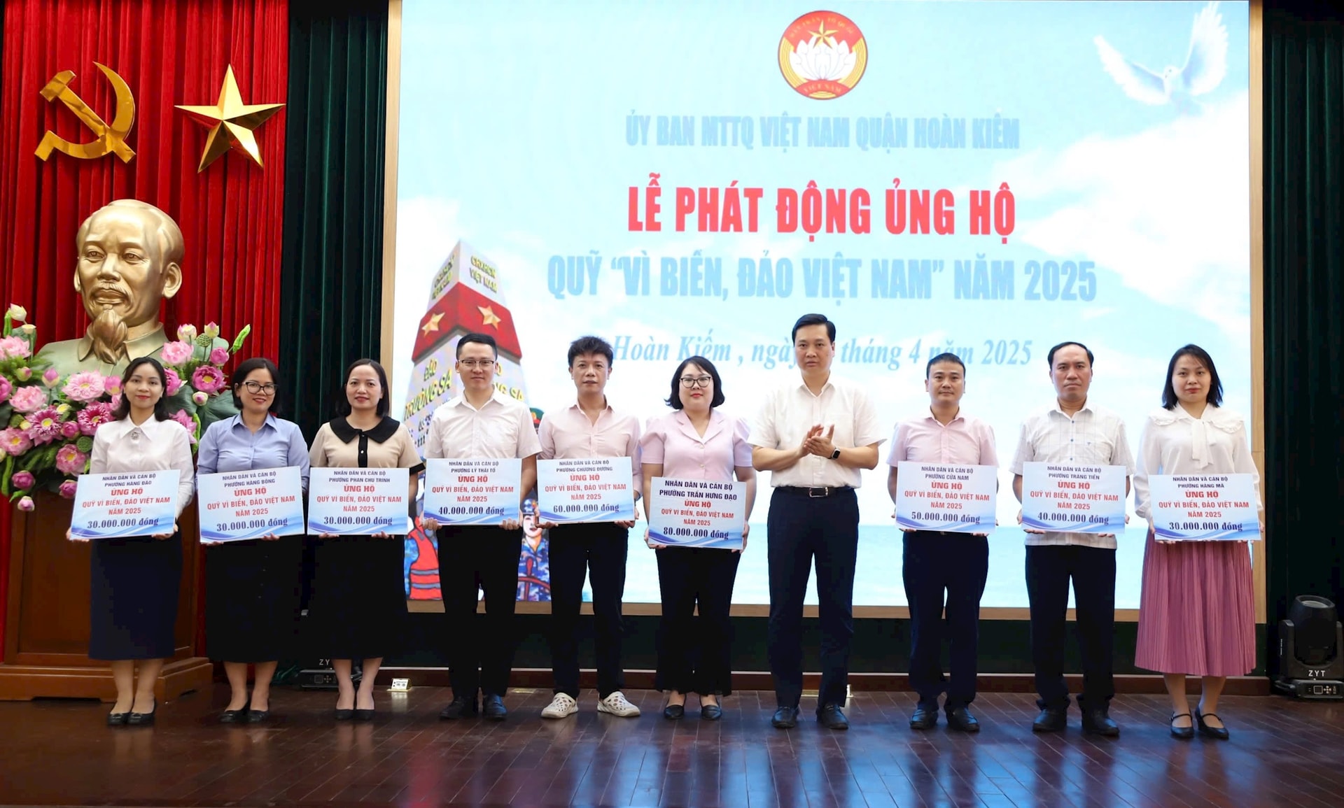 Lãnh đạo quận Hoàn Kiếm tiếp nhận ủng hộ Quỹ “Vì biển, đảo Việt Nam” năm 2025. Ảnh: Nguyên Anh