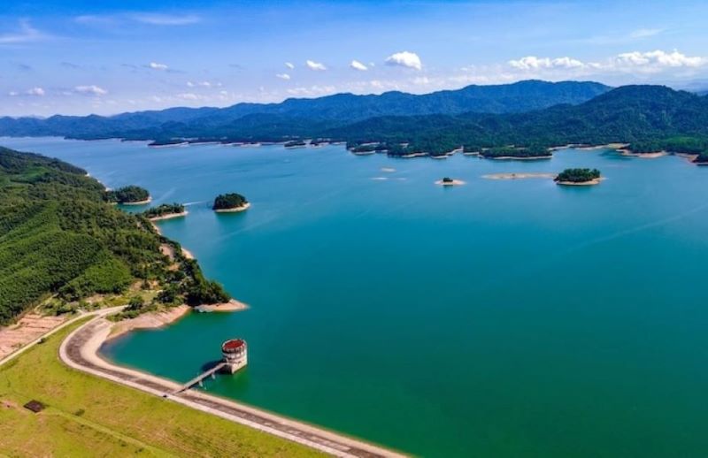 Hồ Kẻ Gỗ (Hà Tĩnh) cấp nước phục vụ sản xuất nông nghiệp, phục vụ dân sinh và các ngành kinh tế cho huyện Cẩm Xuyên, Thạch Hà và TP Hà Tĩnh.