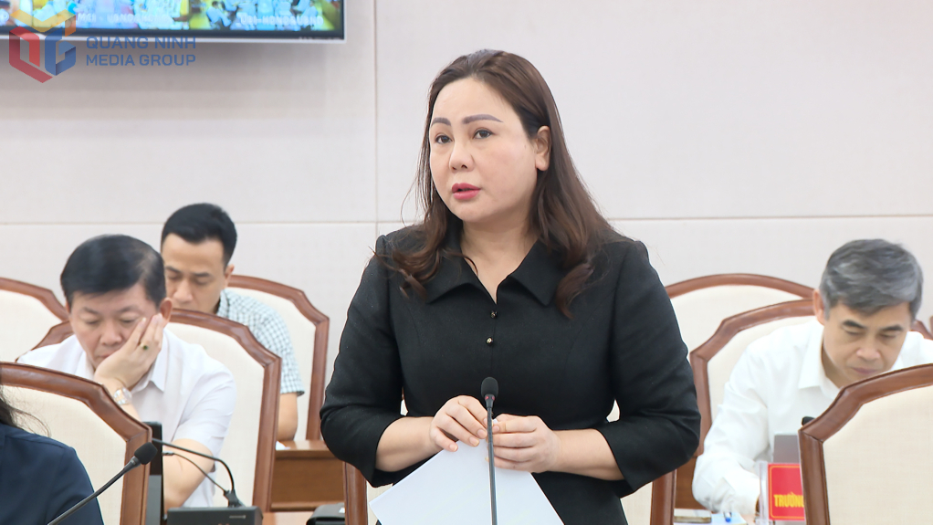 Lãnh đạo Sở Công Thương báo cáo tại phiên họp. Lãnh đạo Sở Công Thương báo cáo tại phiên họp.