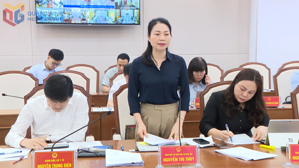 Lãnh đạo Sở Giáo dục và Đào tạo báo cáo tại hội nghị. Lãnh đạo Sở Giáo dục và Đào tạo báo cáo tại hội nghị.