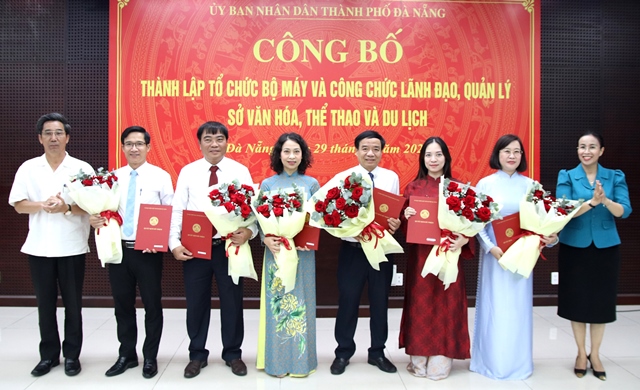Phó Chủ tịch UBND TP. Đà Nẵng Trần Chí Cường (ngoài cùng bên trái) và Phó Chủ tịch UBND thành phố Nguyễn Thị Anh Thi (ngoài cùng bên phải) trao quyết định, tặng hoa chúc mừng các Phó Giám đốc Sở Văn hóa, Thể thao và Du lịch Phó Chủ tịch UBND TP. Đà Nẵng Trần Chí Cường (ngoài cùng bên trái) và Phó Chủ tịch UBND thành phố Nguyễn Thị Anh Thi (ngoài cùng bên phải) trao quyết định, tặng hoa chúc mừng các Phó Giám đốc Sở Văn hóa, Thể thao và Du lịch