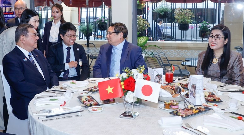 Thủ tướng Phạm Minh Chính và Thủ tướng Nhật Bản Ishiba Shigeru trao đổi - Ảnh: VGP/Nhật Bắc