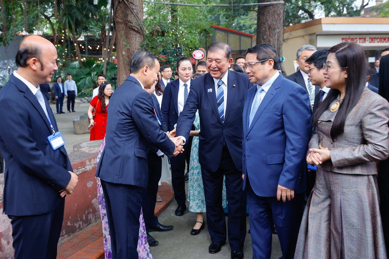 Thủ tướng Phạm Minh Chính và Phu nhân cùng Thủ tướng Nhật Bản Ishiba Shigeru và Phu nhân tham quan Bảo tàng Lịch sử Quốc gia - Ảnh: VGP/Nhật Bắc