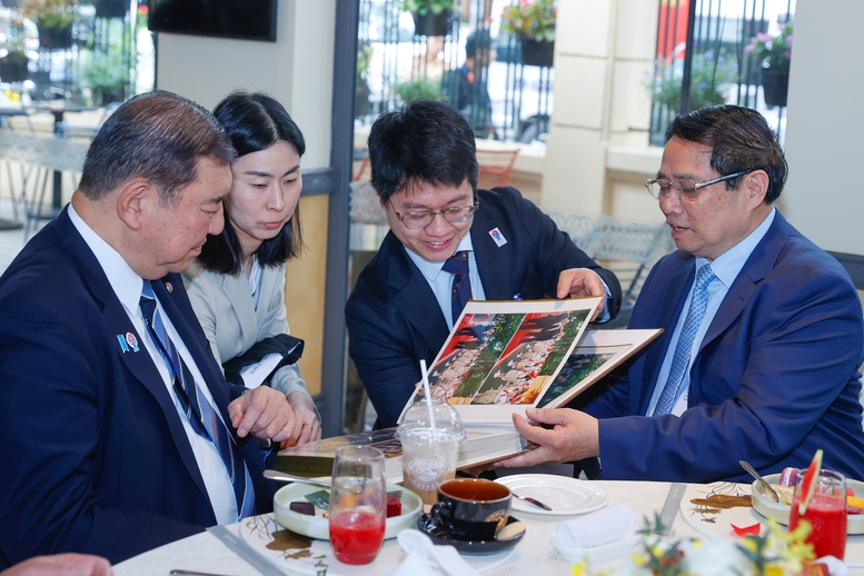 Thủ tướng Phạm Minh Chính tặng Thủ tướng Nhật Bản Ishiba Shigeru và Phu nhân cuốn album một số hình ảnh về chuyến thăm - Ảnh: TTXVN