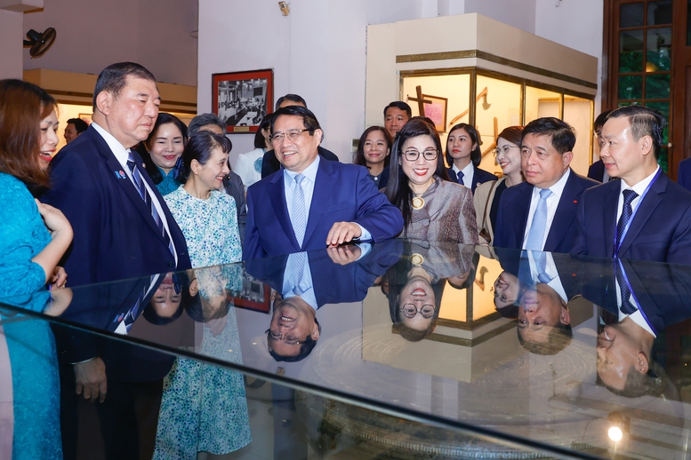 Thủ tướng Phạm Minh Chính và Thủ tướng Nhật Bản Ishiba Shigeru tham quan Bảo tàng Lịch sử Quốc gia - Ảnh: VGP/Nhật Bắc