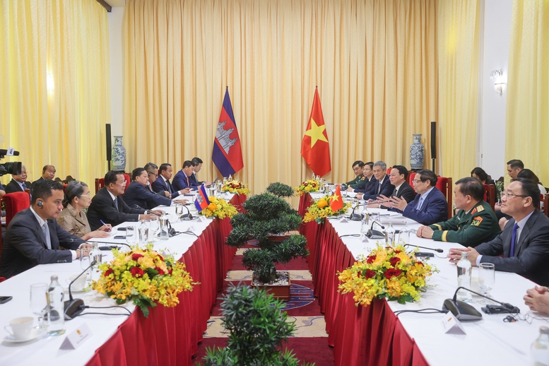 Chủ tịch Hun Sen và Thủ tướng Phạm Minh Chính nhất trí tiếp tục tăng cường trao đổi đoàn các cấp, giao lưu nhân dân và tuyên truyền thường xuyên về giá trị lịch sử của quan hệ hai nước - Ảnh: VGP/Nhật Bắc