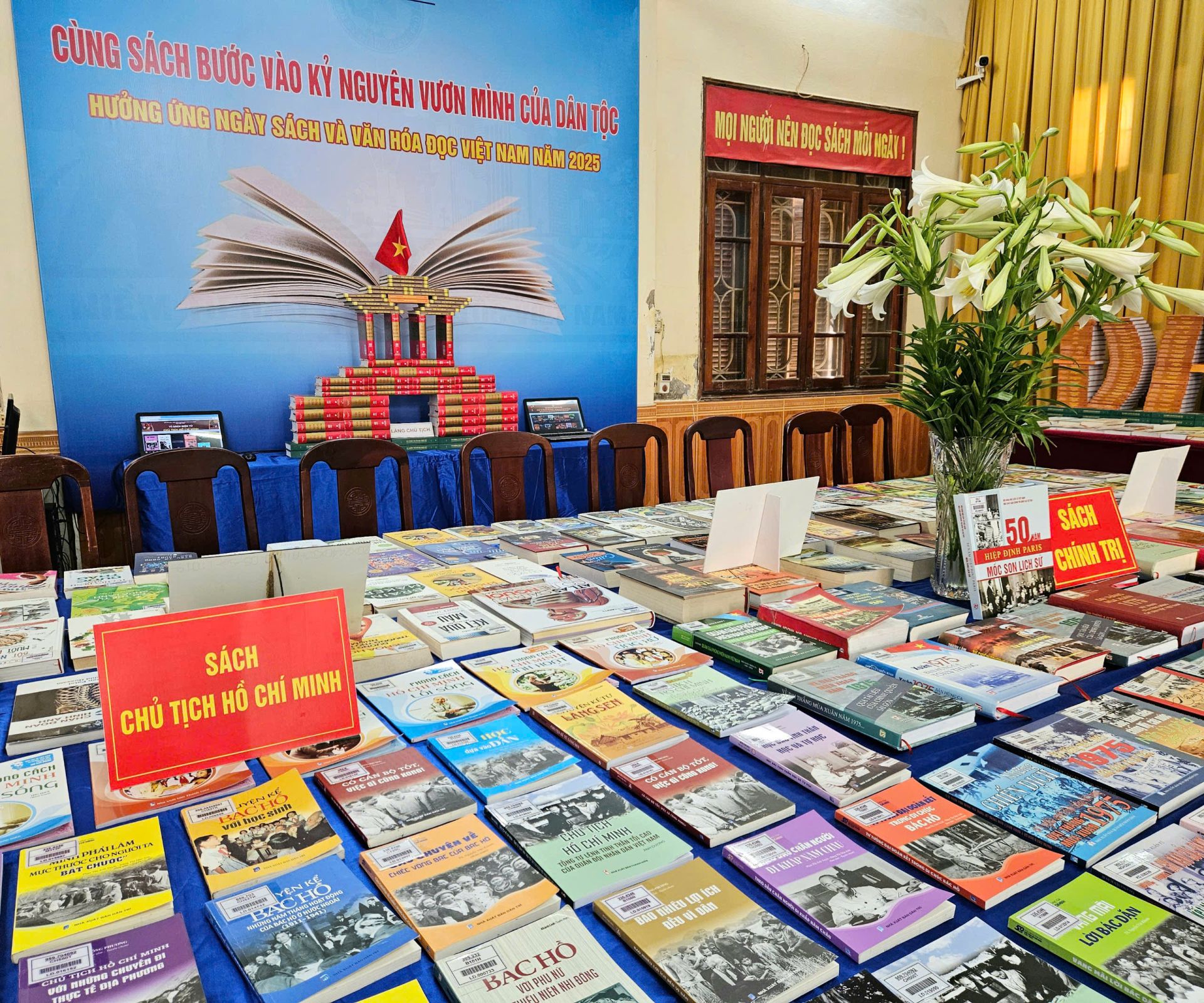 Thư viện còn tổ chức phục vụ bạn đọc đọc sách trực tuyến: Tủ sách điện tử Hồ Chí Minh; Tủ sách điện tử Tổng Bí thư Nguyễn Phú Trọng;