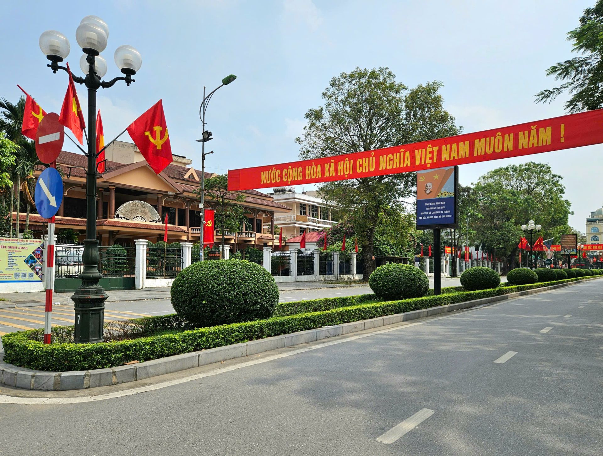 Trên các tuyến đường, ngõ phố đều được trang hoàng rực rỡ với cờ Tổ quốc cùng các tấm pano, áp phích, băng rôn, khẩu hiệu... chào mừng kỷ niệm 50 năm Ngày Giải phóng miền Nam thống nhất đất nước Trên các tuyến đường, ngõ phố đều được trang hoàng rực rỡ với cờ Tổ quốc cùng các tấm pano, áp phích, băng rôn, khẩu hiệu... chào mừng kỷ niệm 50 năm Ngày Giải phóng miền Nam thống nhất đất nước