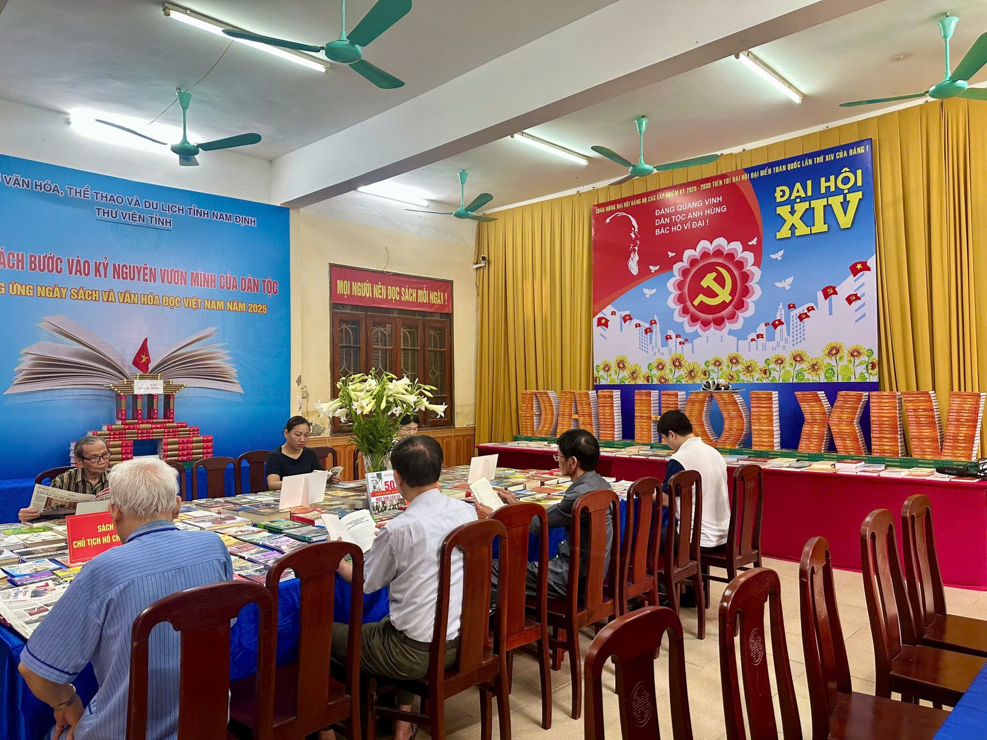 Đơn vị cũng tổ chức cấp Thẻ thư viện; phục vụ nhân dân đọc sách, báo, tạp chí tại chỗ.