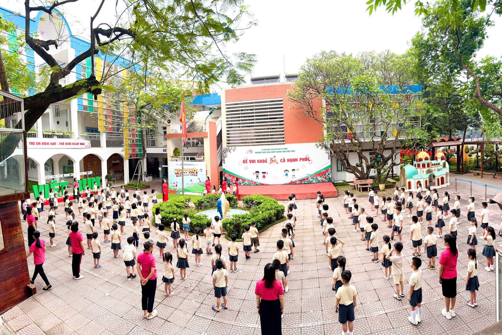 Lá cờ đỏ sao vàng từ từ được kéo lên giữa sân trường, trong khi cô và trò lặng lẽ nghiêm trang thể hiện lòng thành kính với Tổ quốc. Lá cờ đỏ sao vàng từ từ được kéo lên giữa sân trường, trong khi cô và trò lặng lẽ nghiêm trang thể hiện lòng thành kính với Tổ quốc.