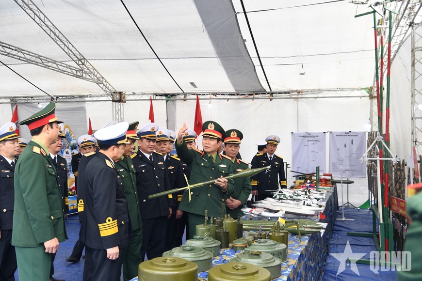 Đại tướng Nguyễn Tân Cương kiểm tra các sáng kiến, cải tiến và vật chất huấn luyện của Lữ đoàn 147, Vùng 1 Hải quân, tháng 3/2025. Ảnh: PHÚ SƠN