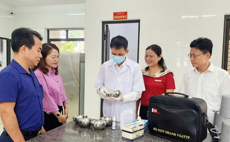 Đoàn kiểm tra test nhanh tinh bột và dầu mỡ trong bát ăn của trẻ tại Trường Mầm non xã Cẩm Quang, huyện Cẩm Xuyên.