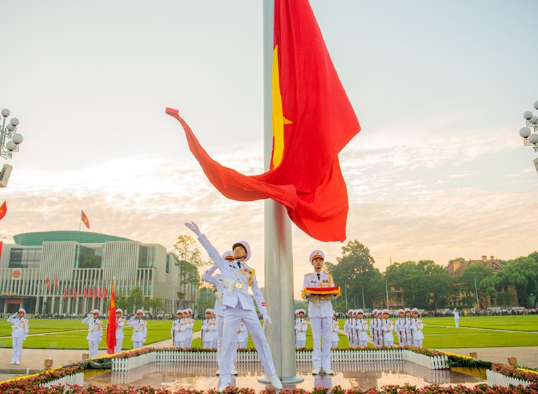 Chúng ta nắm chặt tay nhau dưới lá cờ Tổ quốc, cùng chung một khát vọng, một niềm tin