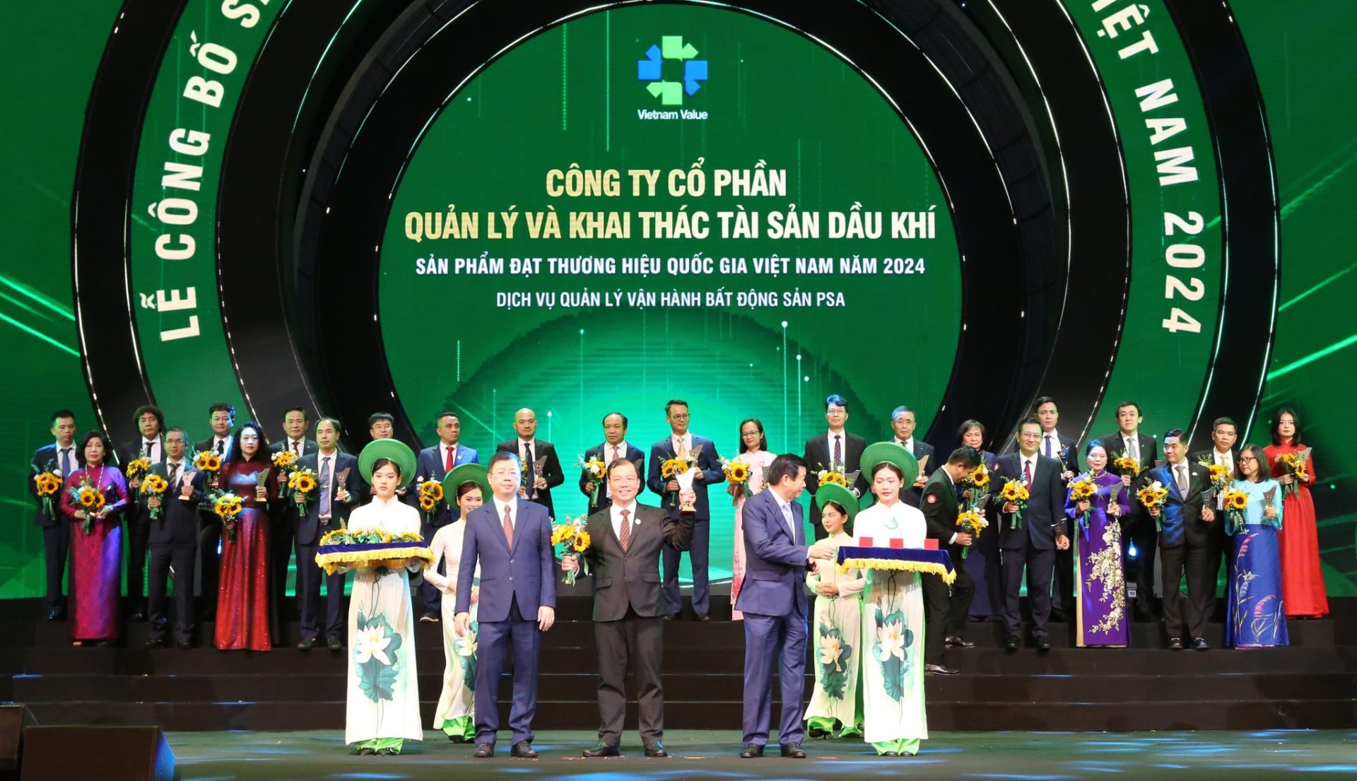 Đại diện Công ty PSA nhận biểu trưng 