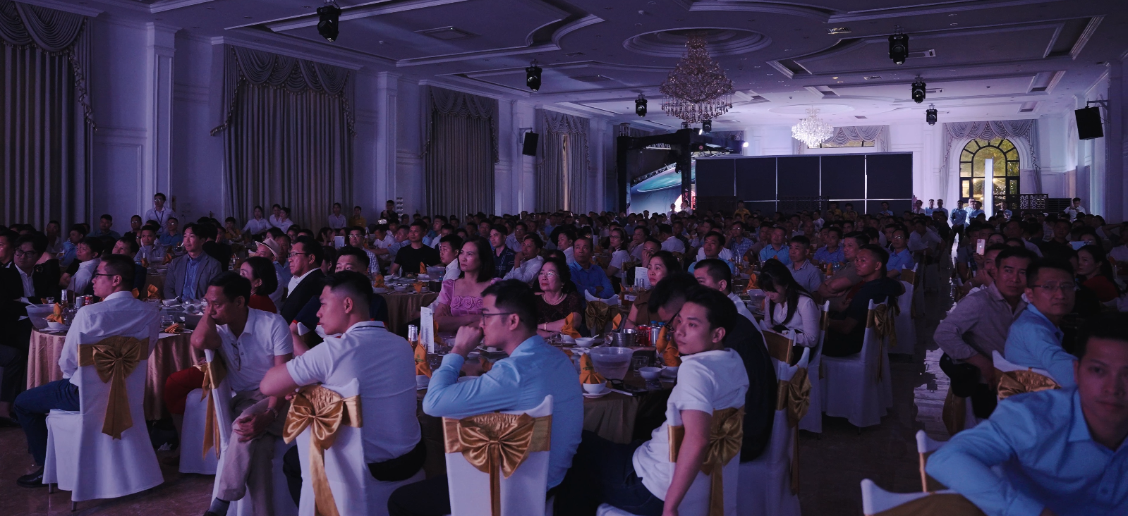 Hơn 500 khách mời là đại lý, nhà phân phối khu vực miền Bắc tham dự sự kiện ra mắt Tôn Kamazn và công nghệ mạ GLMAG của Tập đoàn POSHACO tại Hưng Yên Hơn 500 khách mời là đại lý, nhà phân phối khu vực miền Bắc tham dự sự kiện ra mắt Tôn Kamazn và công nghệ mạ GLMAG của Tập đoàn POSHACO tại Hưng Yên