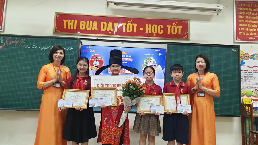 Trường Tiểu học Suối Hoa có 4 thí sinh dự vòng thi Hội – cấp quốc gia, thì 1 em đạt giải Trạng Nguyên, 3 em đạt giải Nhất. Trường Tiểu học Suối Hoa có 4 thí sinh dự vòng thi Hội – cấp quốc gia, thì 1 em đạt giải Trạng Nguyên, 3 em đạt giải Nhất.