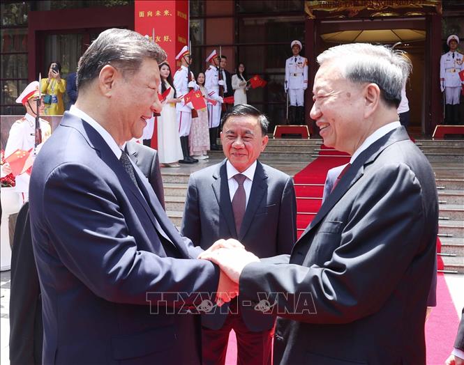 Tổng Bí thư Tô Lâm chia tay Tổng Bí thư, Chủ tịch nước Trung Quốc Tập Cận Bình. Ảnh: Thống Nhất/TTXVN