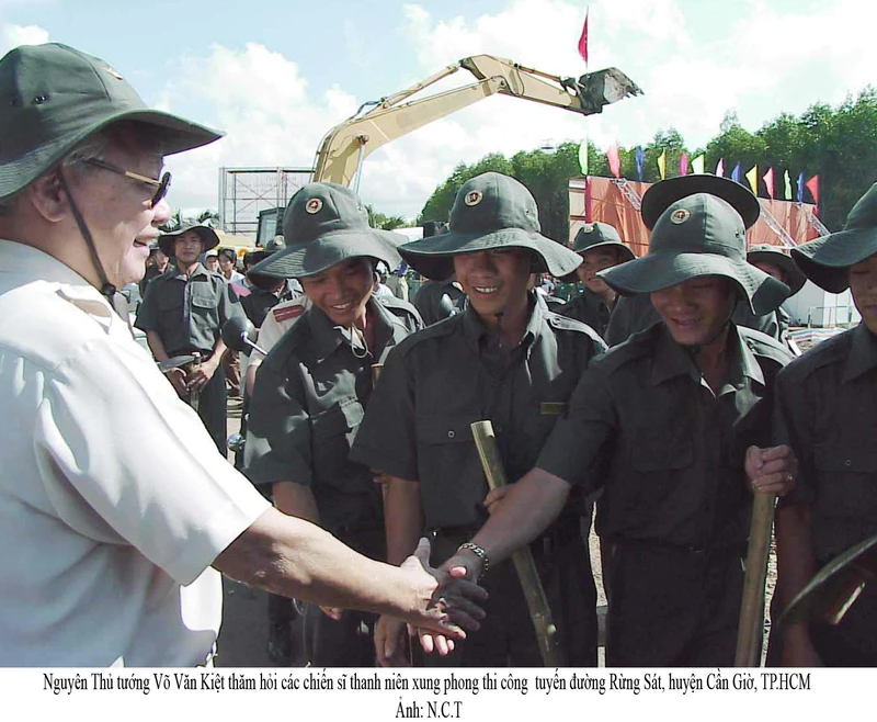 Cố Thủ tướng Võ Văn Kiệt thăm hỏi chiến sĩ, thanh niên xung phong thi công tuyến đường Rừng Sác, huyện Cần Giờ. Ảnh: ĐINH CÔNG THÀNH