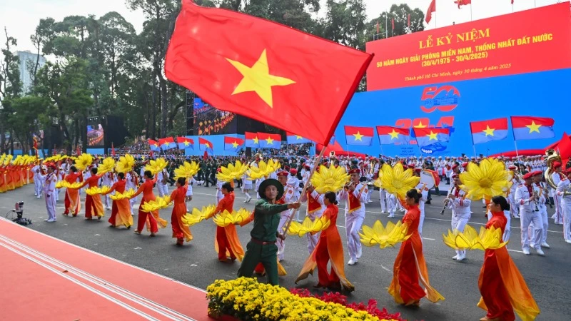 Chương trình biểu diễn nghệ thuật của các văn nghệ sĩ Thành phố Hồ Chí Minh tại lễ tổng duyệt. (Ảnh: DUY LINH)