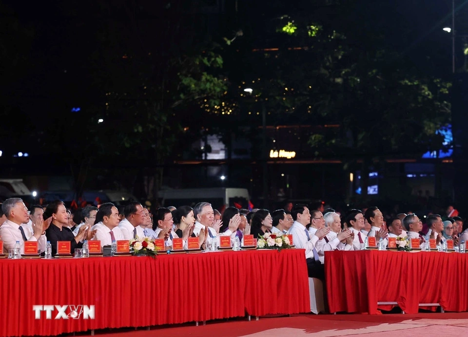 Tổng Bí thư Tô Lâm và Phu nhân cùng các đồng chí Lãnh đạo, nguyên Lãnh đạo Đảng, Nhà nước và bạn bè quốc tế dự Chương trình nghệ thuật đặc biệt “Mùa Xuân thống nhất”. Ảnh TTXVN