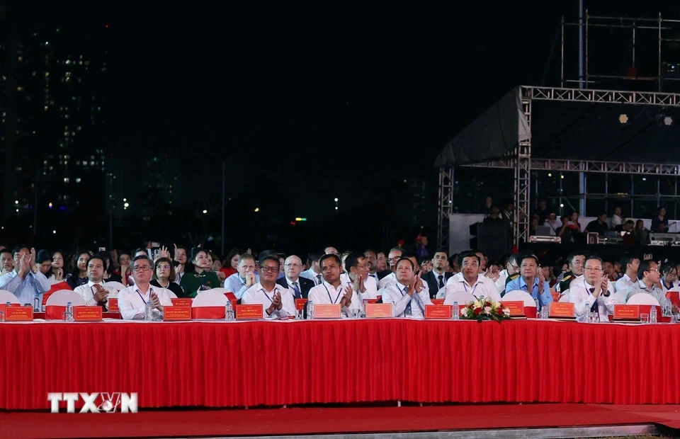 Các đại biểu tham dự Chương trình nghệ thuật đặc biệt “Mùa Xuân thống nhất”. Ảnh TTXVN