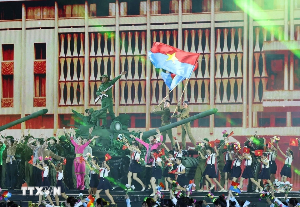 Một tiết mục trong Chương trình nghệ thuật đặc biệt “Mùa Xuân thống nhất”. Ảnh TTXVN