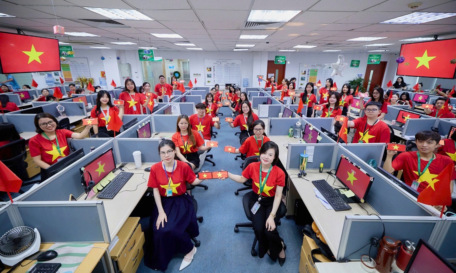 Màu cờ đỏ sao vàng rực rỡ khắp hội sở, nhi nhánh VPBank trên cả nước Màu cờ đỏ sao vàng rực rỡ khắp hội sở, nhi nhánh VPBank trên cả nước