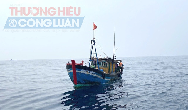 Tàu cá QB-11233TS đang đánh bắt thủy sản sai với quy định bị lực lượng BĐBP tỉnh Quảng Trị bắt giữ. Tàu cá QB-11233TS đang đánh bắt thủy sản sai với quy định bị lực lượng BĐBP tỉnh Quảng Trị bắt giữ.