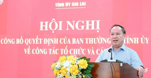 Phó Bí thư Thường trực Tỉnh ủy Châu Ngọc Tuẩn ( giữa) tặng hoa cho BBT Báo Gia Lai sau hợp nhất.